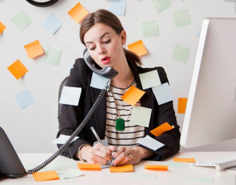 surcharge mentale au travail femme multitache fatigue manque d energie