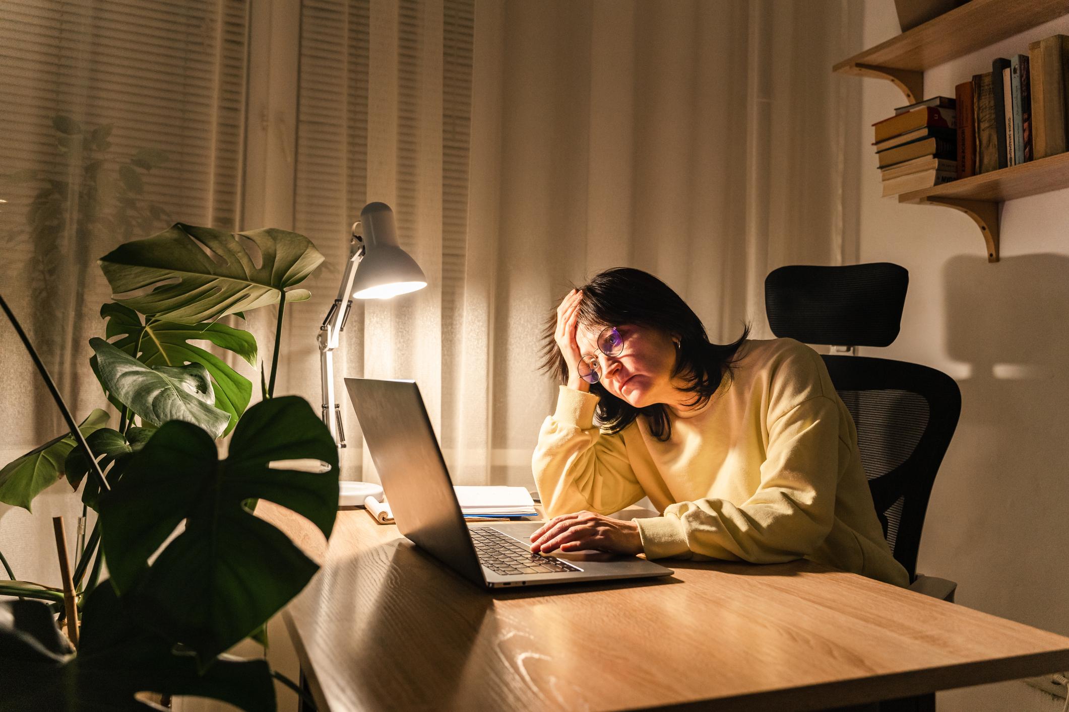 Femme fatiguée au bureau, illustrant les premiers signes invisibles du burnout et une fatigue persistante malgré le repos